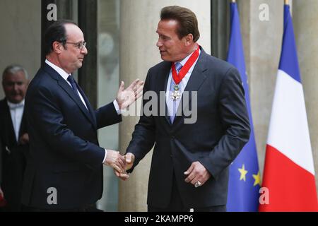 Der französische Präsident Francois Hollande schüttelt sich die Hände mit dem US-Schauspieler und ehemaligen Gouverneur von Kalifornien Arnold Schwarzenegger (R), nachdem er am 28. April 2017 im Pariser Elysee-Palast den höchsten französischen Orden, den Chevalier (Knight) de la Légion d'Honneur, erhalten hatte. (Foto von Geoffroy Van der Hasselt/NurPhoto) *** Bitte nutzen Sie die Gutschrift aus dem Kreditfeld *** Stockfoto