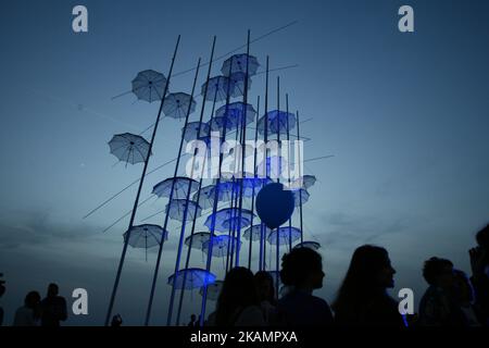 Menschen stehen vor einem blau beleuchteten Kunstwerk, "Regenschirme" des griechischen Bildhauers George Zongolopoulos, Teil der Make-A-Wish Foundation Veranstaltung, am 28. April 2017, Thessaloniki, Griechenland (Foto von Grigoris Siamidis/NurPhoto) *** Bitte nutzen Sie die Gutschrift aus dem Kreditfeld *** Stockfoto