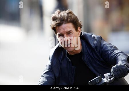 Schauspieler Tom Cruise wird am 30. April 2017 in Paris, Frankreich, auf einem BMW-Fahrrad auf dem Set von „Mission Impossible 6 Gemini“ auf der Avenue de l'Opera zu sehen sein. (Foto von Mehdi Taamallah/NurPhoto) *** Bitte benutzen Sie die Gutschrift aus dem Kreditfeld *** Stockfoto