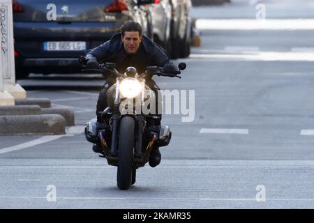 Schauspieler Tom Cruise wird am 30. April 2017 in Paris, Frankreich, auf einem BMW-Fahrrad auf dem Set von „Mission Impossible 6 Gemini“ auf der Avenue de l'Opera zu sehen sein. (Foto von Mehdi Taamallah/NurPhoto) *** Bitte benutzen Sie die Gutschrift aus dem Kreditfeld *** Stockfoto