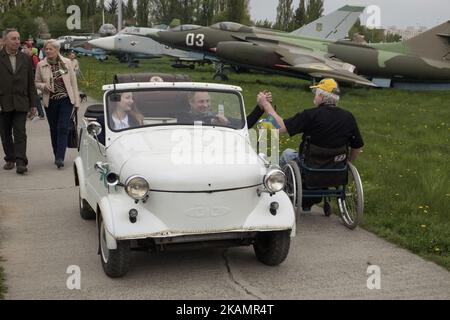 Besucher blickt auf ein altes Auto während der OldCarLand-Automobilausstellung in Kiew, Ukraine, am 29. April 2017. Auf der Ausstellung, die auf dem Gelände des Ukrainischen Luftfahrtmuseums stattfindet, werden etwa 900 alte und exklusive Autos, Busse und Motorräder verschiedener Hersteller aus der ganzen Welt präsentiert. (Foto von Maxym Marusenko/NurPhoto) *** Bitte benutzen Sie die Gutschrift aus dem Kreditfeld *** Stockfoto