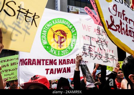 Tausende von Wanderarbeitern marschierten am 30. April 2017 in Taipei City und forderten die taiwanesische Regierung auf, die Rolle eines Moderators zwischen Wanderarbeitern und Arbeitgebern zu übernehmen. Die Demonstranten fordern, dass das derzeitige private Arbeitsvermittlungssystem durch ein direktes Land-zu-Land-Einstellungssystem ersetzt wird. Sie forderten außerdem, dass Artikel 53 des Arbeitsdienstgesetzes gestrichen wird, damit ausländische Arbeitnehmer frei zwischen Arbeitgebern transferieren können. Nach Angaben der Organisatoren zwingt das geltende Gesetz die Arbeitnehmer, Misshandlungen bis zum Auslaufen ihrer Verträge zu akzeptieren. (Foto von Jose Lopes Amaral/NurPhoto) *** Pl Stockfoto