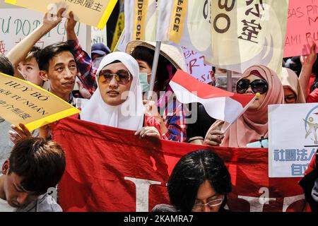 Tausende von Wanderarbeitern marschierten am 30. April 2017 in Taipei City und forderten die taiwanesische Regierung auf, die Rolle eines Moderators zwischen Wanderarbeitern und Arbeitgebern zu übernehmen. Die Demonstranten fordern, dass das derzeitige private Arbeitsvermittlungssystem durch ein direktes Land-zu-Land-Einstellungssystem ersetzt wird. Sie forderten außerdem, dass Artikel 53 des Arbeitsdienstgesetzes gestrichen wird, damit ausländische Arbeitnehmer frei zwischen Arbeitgebern transferieren können. Nach Angaben der Organisatoren zwingt das geltende Gesetz die Arbeitnehmer, Misshandlungen bis zum Auslaufen ihrer Verträge zu akzeptieren. (Foto von Jose Lopes Amaral/NurPhoto) *** Pl Stockfoto