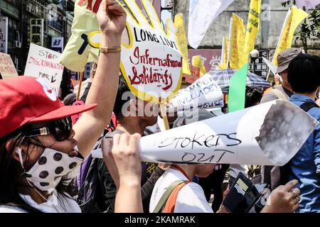 Tausende von Wanderarbeitern marschierten am 30. April 2017 in Taipei City und forderten die taiwanesische Regierung auf, die Rolle eines Moderators zwischen Wanderarbeitern und Arbeitgebern zu übernehmen. Die Demonstranten fordern, dass das derzeitige private Arbeitsvermittlungssystem durch ein direktes Land-zu-Land-Einstellungssystem ersetzt wird. Sie forderten außerdem, dass Artikel 53 des Arbeitsdienstgesetzes gestrichen wird, damit ausländische Arbeitnehmer frei zwischen Arbeitgebern transferieren können. Nach Angaben der Organisatoren zwingt das geltende Gesetz die Arbeitnehmer, Misshandlungen bis zum Auslaufen ihrer Verträge zu akzeptieren. (Foto von Jose Lopes Amaral/NurPhoto) *** Pl Stockfoto