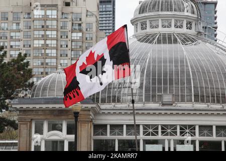 Demonstranten winken eine mit Öl tropfende kanadische Flagge, als Hunderte an einem massiven marsch gegen den Klimawandel während des nordamerikanischen Aktionstages in der Innenstadt von Toronto, Ontario, Kanada, am 29. April 2017 teilnahmen. Dieser marsch fand während der 100.-tägigen Amtszeit von US-Präsident Donald Trump statt und war Teil eines von der Volksklimafbewegung initiierten nordamerikanischen Aktionstages. Ein massiver marsch gegen den Klimawandel fand in Washington D.C. statt, zusammen mit Schwestermärschen auf der ganzen Welt. (Foto by Creative Touch Imaging Ltd./NurPhoto) *** Bitte nutzen Sie die Gutschrift aus dem Kreditfeld *** Stockfoto