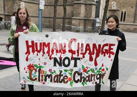 Die Demonstranten halten ein Schild mit der Aufschrift "menschlicher Wandel statt Klimawandel", als Hunderte von Kanadiern am 29. April 2017 am nordamerikanischen Aktionstag in der Innenstadt von Toronto, Ontario, Kanada, an einem massiven marsch gegen den Klimawandel teilnahmen. Dieser marsch fand während der 100.-tägigen Amtszeit von US-Präsident Donald Trump statt und war Teil eines von der Volksklimafbewegung initiierten nordamerikanischen Aktionstages. Ein massiver marsch gegen den Klimawandel fand in Washington D.C. statt, zusammen mit Schwestermärschen auf der ganzen Welt. (Foto by Creative Touch Imaging Ltd./NurPhoto) *** Bitte nutzen Sie die Gutschrift für Sie Stockfoto