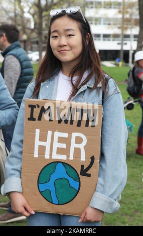 Hunderte von Kanadiern nahmen am 29. April 2017 am nordamerikanischen Aktionstag in der Innenstadt von Toronto, Ontario, Kanada, an einem massiven marsch gegen den Klimawandel Teil. Dieser marsch fand während der 100.-tägigen Amtszeit von US-Präsident Donald Trump statt und war Teil eines von der Volksklimafbewegung initiierten nordamerikanischen Aktionstages. Ein massiver marsch gegen den Klimawandel fand in Washington D.C. statt, zusammen mit Schwestermärschen auf der ganzen Welt. (Foto by Creative Touch Imaging Ltd./NurPhoto) *** Bitte nutzen Sie die Gutschrift aus dem Kreditfeld *** Stockfoto