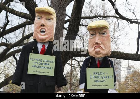 Bildnis von Donald Trump während eines massiven marsches gegen den Klimawandel im Rahmen des North American Day of Action in der Innenstadt von Toronto, Ontario, Kanada, am 29. April 2017. Dieser marsch fand während der 100.-tägigen Amtszeit von US-Präsident Donald Trump statt und war Teil eines von der Volksklimafbewegung initiierten nordamerikanischen Aktionstages. Ein massiver marsch gegen den Klimawandel fand in Washington D.C. statt, zusammen mit Schwestermärschen auf der ganzen Welt. (Foto by Creative Touch Imaging Ltd./NurPhoto) *** Bitte nutzen Sie die Gutschrift aus dem Kreditfeld *** Stockfoto