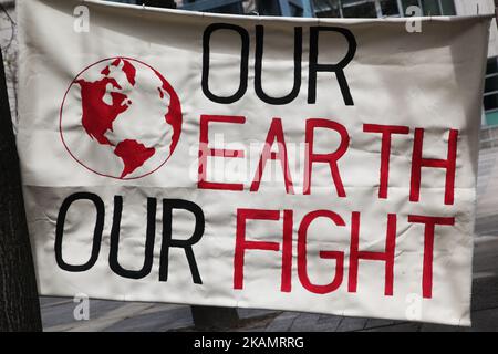Banner mit der Aufschrift „Unsere Erde Unser Kampf“, als Hunderte von Kanadiern am 29. April 2017 am nordamerikanischen Aktionstag in der Innenstadt von Toronto, Ontario, Kanada, an einem massiven marsch gegen den Klimawandel teilnahmen. Dieser marsch fand während der 100.-tägigen Amtszeit von US-Präsident Donald Trump statt und war Teil eines von der Volksklimafbewegung initiierten nordamerikanischen Aktionstages. Ein massiver marsch gegen den Klimawandel fand in Washington D.C. statt, zusammen mit Schwestermärschen auf der ganzen Welt. (Foto by Creative Touch Imaging Ltd./NurPhoto) *** Bitte nutzen Sie die Gutschrift aus dem Kreditfeld *** Stockfoto