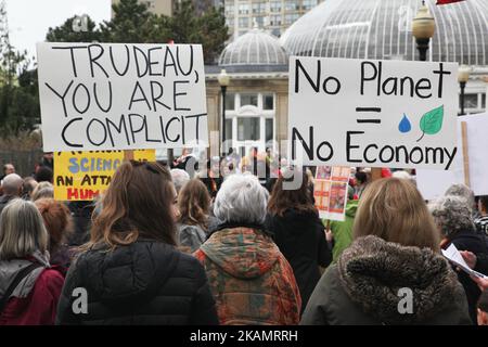 Hunderte von Kanadiern nahmen am 29. April 2017 am nordamerikanischen Aktionstag in der Innenstadt von Toronto, Ontario, Kanada, an einem massiven marsch gegen den Klimawandel Teil. Dieser marsch fand während der 100.-tägigen Amtszeit von US-Präsident Donald Trump statt und war Teil eines von der Volksklimafbewegung initiierten nordamerikanischen Aktionstages. Ein massiver marsch gegen den Klimawandel fand in Washington D.C. statt, zusammen mit Schwestermärschen auf der ganzen Welt. (Foto by Creative Touch Imaging Ltd./NurPhoto) *** Bitte nutzen Sie die Gutschrift aus dem Kreditfeld *** Stockfoto