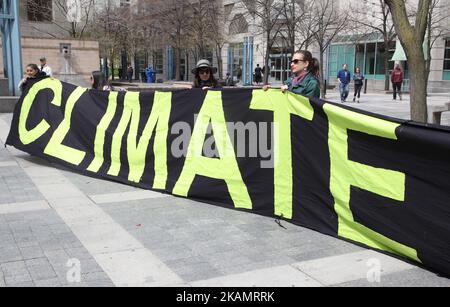 Demonstranten halten ein großes Banner, als Hunderte von Kanadiern am 29. April 2017 am nordamerikanischen Aktionstag in der Innenstadt von Toronto, Ontario, Kanada, an einem massiven marsch gegen den Klimawandel teilnahmen. Dieser marsch fand während der 100.-tägigen Amtszeit von US-Präsident Donald Trump statt und war Teil eines von der Volksklimafbewegung initiierten nordamerikanischen Aktionstages. Ein massiver marsch gegen den Klimawandel fand in Washington D.C. statt, zusammen mit Schwestermärschen auf der ganzen Welt. (Foto by Creative Touch Imaging Ltd./NurPhoto) *** Bitte nutzen Sie die Gutschrift aus dem Kreditfeld *** Stockfoto