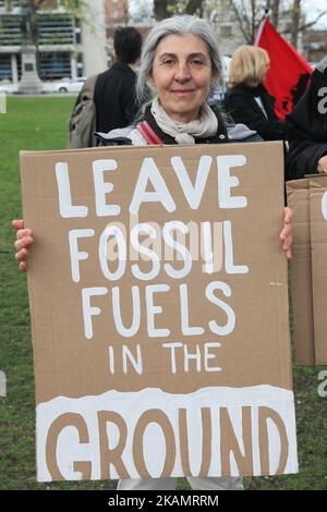 Der Demonstrator hält ein Schild mit der Aufschrift „fossile Brennstoffe im Boden lassen“, als Hunderte von Kanadiern am 29. April 2017 am nordamerikanischen Aktionstag in der Innenstadt von Toronto, Ontario, Kanada, an einem massiven marsch gegen den Klimawandel teilnahmen. Dieser marsch fand während der 100.-tägigen Amtszeit von US-Präsident Donald Trump statt und war Teil eines von der Volksklimafbewegung initiierten nordamerikanischen Aktionstages. Ein massiver marsch gegen den Klimawandel fand in Washington D.C. statt, zusammen mit Schwestermärschen auf der ganzen Welt. (Foto by Creative Touch Imaging Ltd./NurPhoto) *** Bitte nutzen Sie die Gutschrift für Sie Stockfoto