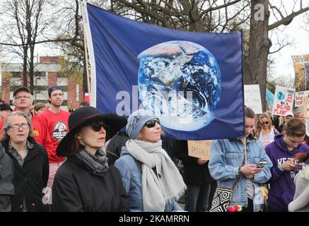 Hunderte von Kanadiern nahmen am 29. April 2017 am nordamerikanischen Aktionstag in der Innenstadt von Toronto, Ontario, Kanada, an einem massiven marsch gegen den Klimawandel Teil. Dieser marsch fand während der 100.-tägigen Amtszeit von US-Präsident Donald Trump statt und war Teil eines von der Volksklimafbewegung initiierten nordamerikanischen Aktionstages. Ein massiver marsch gegen den Klimawandel fand in Washington D.C. statt, zusammen mit Schwestermärschen auf der ganzen Welt. (Foto by Creative Touch Imaging Ltd./NurPhoto) *** Bitte nutzen Sie die Gutschrift aus dem Kreditfeld *** Stockfoto