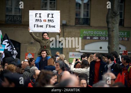 Eine Frau hält ein Plakat mit der Aufschrift „FI not F-haine“. FI liest für "rebellisches Frankreich" und "F-Haine" für Front National (die rechtsextreme Partei von Marine Le Pen).Mehr als 10 000 Menschen gingen am 1.. Mai 2017 zur Kundgebung zum 1. Mai in Toulouse, Frankreich, auf die Straße. In diesem Jahr ist der 1. Mai ein wenig besonders, da er zwischen den beiden Runden der französischen Präsidentschaftswahlen stattfindet. (Foto von Alain Pitton/NurPhoto) *** Bitte nutzen Sie die Gutschrift aus dem Kreditfeld *** Stockfoto