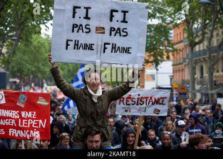 Eine Frau hält ein Plakat mit der Aufschrift „FI not F-haine“. FI liest für "rebellisches Frankreich" und "F-Haine" für Front National (die rechtsextreme Partei von Marine Le Pen).Mehr als 10 000 Menschen gingen am 1.. Mai 2017 zur Kundgebung zum 1. Mai in Toulouse, Frankreich, auf die Straße. In diesem Jahr ist der 1. Mai ein wenig besonders, da er zwischen den beiden Runden der französischen Präsidentschaftswahlen stattfindet. (Foto von Alain Pitton/NurPhoto) *** Bitte nutzen Sie die Gutschrift aus dem Kreditfeld *** Stockfoto