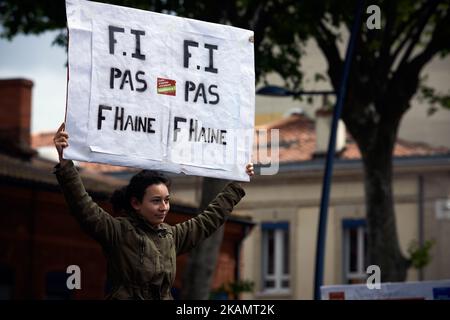 Eine Frau hält ein Plakat mit der Aufschrift „FI not F-haine“. FI liest für "rebellisches Frankreich" und "F-Haine" für Front National (die rechtsextreme Partei von Marine Le Pen).Mehr als 10 000 Menschen gingen am 1.. Mai 2017 zur Kundgebung zum 1. Mai in Toulouse, Frankreich, auf die Straße. In diesem Jahr ist der 1. Mai ein wenig besonders, da er zwischen den beiden Runden der französischen Präsidentschaftswahlen stattfindet. (Foto von Alain Pitton/NurPhoto) *** Bitte nutzen Sie die Gutschrift aus dem Kreditfeld *** Stockfoto