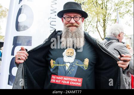 Hunderte von Menschen versammeln sich am 1.. Mai 2017 fand in Amsterdam, Niederlande, eine massive Demonstration während des Internationalen Tages der Arbeiter statt, der in einigen Ländern auch als Tag der Arbeit bekannt ist. Die Menschen gingen auf die Straßen von Amsterdam, um für echte Arbeitsplätze und ihre Rechte als Arbeitnehmer zu kämpfen. Die Demonstration wurde von der FNV organisiert. (Foto von Romy Arroyo Fernandez/NurPhoto) *** Bitte nutzen Sie die Gutschrift aus dem Kreditfeld *** Stockfoto