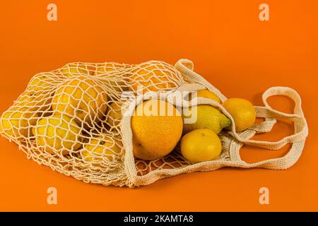 Zitrusfrüchte Orange, Zitrone, Mandarine liegen in Baumwollbeutel, Saitenbeutel. Stockfoto