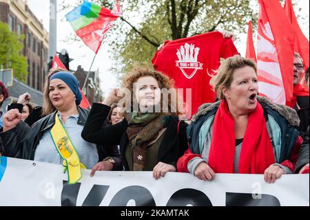 Hunderte von Menschen versammeln sich am 1.. Mai 2017 fand in Amsterdam, Niederlande, eine massive Demonstration während des Internationalen Tages der Arbeiter statt, der in einigen Ländern auch als Tag der Arbeit bekannt ist. Die Menschen gingen auf die Straßen von Amsterdam, um für echte Arbeitsplätze und ihre Rechte als Arbeitnehmer zu kämpfen. Die Demonstration wurde von der FNV organisiert. (Foto von Romy Arroyo Fernandez/NurPhoto) *** Bitte nutzen Sie die Gutschrift aus dem Kreditfeld *** Stockfoto