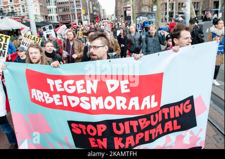 Hunderte von Menschen versammeln sich am 1.. Mai 2017 fand in Amsterdam, Niederlande, eine massive Demonstration während des Internationalen Tages der Arbeiter statt, der in einigen Ländern auch als Tag der Arbeit bekannt ist. Die Menschen gingen auf die Straßen von Amsterdam, um für echte Arbeitsplätze und ihre Rechte als Arbeitnehmer zu kämpfen. Die Demonstration wurde von der FNV organisiert. (Foto von Romy Arroyo Fernandez/NurPhoto) *** Bitte nutzen Sie die Gutschrift aus dem Kreditfeld *** Stockfoto