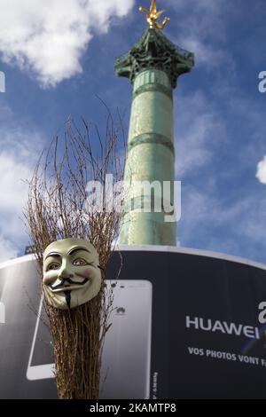 Place de la Bastille am 1. Mai 2017 während des Arbeitstags in Paris. Tausende von Parisern gingen am 1.. Mai auf die Straße, um an einer massiven Kundgebung teilzunehmen. Verschiedene Kollektive und Organisationen riefen ihre Militanten dazu auf, gegen die Ergebnisse der ersten Präsidentschaftswahlen in Frankreich zu marschieren. Während des marsches kam es zu Zusammenstößen zwischen Manifesten und Polizeiaufstößen. *** Bitte verwenden Sie Credit from Credit Field *** Stockfoto