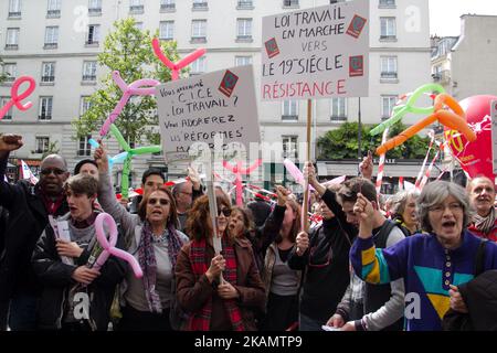 Tausende von Parisern gingen am 1.. Mai auf die Straße, um an einer massiven Kundgebung teilzunehmen. Verschiedene Kollektive und Organisationen riefen ihre Militanten dazu auf, gegen die Ergebnisse der ersten Präsidentschaftswahlen in Frankreich zu marschieren. Während des marsches kam es zu Zusammenstößen zwischen Manifesten und Polizeiaufstößen. *** Bitte verwenden Sie Credit from Credit Field *** Stockfoto