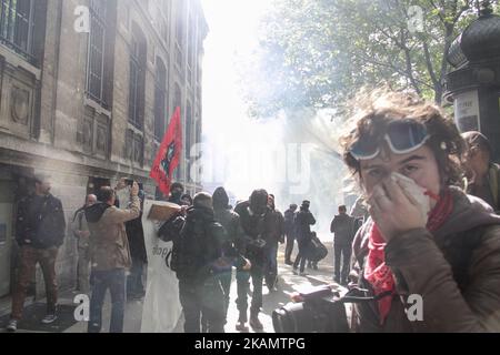 Tausende von Parisern gingen am 1.. Mai auf die Straße, um an einer massiven Kundgebung teilzunehmen. Verschiedene Kollektive und Organisationen riefen ihre Militanten dazu auf, gegen die Ergebnisse der ersten Präsidentschaftswahlen in Frankreich zu marschieren. Während des marsches kam es zu Zusammenstößen zwischen Manifesten und Polizeiaufstößen. *** Bitte verwenden Sie Credit from Credit Field *** Stockfoto