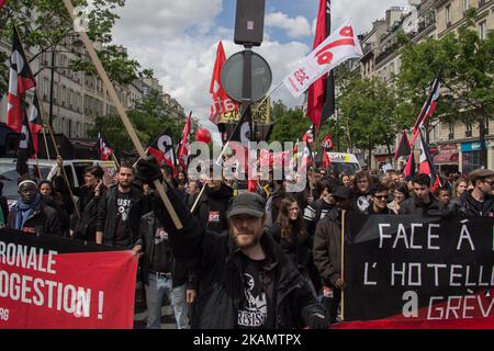 Tausende von Parisern gingen am 1.. Mai auf die Straße, um an einer massiven Kundgebung teilzunehmen. Verschiedene Kollektive und Organisationen riefen ihre Militanten dazu auf, gegen die Ergebnisse der ersten Präsidentschaftswahlen in Frankreich zu marschieren. Während des marsches kam es zu Zusammenstößen zwischen Manifesten und Polizeiaufstößen. *** Bitte verwenden Sie Credit from Credit Field *** Stockfoto