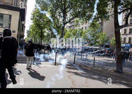 Tausende von Parisern gingen am 1.. Mai auf die Straße, um an einer massiven Kundgebung teilzunehmen. Verschiedene Kollektive und Organisationen riefen ihre Militanten dazu auf, gegen die Ergebnisse der ersten Präsidentschaftswahlen in Frankreich zu marschieren. Während des marsches kam es zu Zusammenstößen zwischen Manifesten und Polizeiaufstößen. *** Bitte verwenden Sie Credit from Credit Field *** Stockfoto