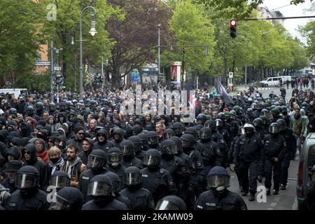 Die Polizei und die Demonstranten sind während der Demonstration des 'Revolutionären 1.. Mai' im Bezirk Neukölln am 1. Mai 2017 in Berlin abgebildet. Mai, oder Internationaler Arbeitertag, und wurde in Deutschland seit 1933 ein Feiertag. Der May Day ist in Berlin auch für gewalttätige Auseinandersetzungen zwischen Polizei und Demonstranten bekannt geworden, insbesondere nach 1987, dessen 30.-jähriges Bestehen in diesem Jahr stattfindet. (Foto von Emmanuele Contini/NurPhoto) *** Bitte benutzen Sie die Gutschrift aus dem Kreditfeld *** Stockfoto