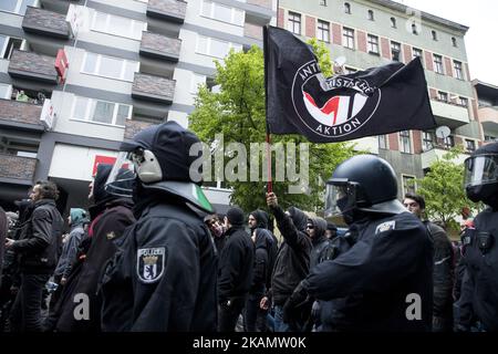 Die Polizei und die Demonstranten sind während der Demonstration des 'Revolutionären 1.. Mai' im Bezirk Neukölln am 1. Mai 2017 in Berlin abgebildet. Mai, oder Internationaler Arbeitertag, und wurde in Deutschland seit 1933 ein Feiertag. Der May Day ist in Berlin auch für gewalttätige Auseinandersetzungen zwischen Polizei und Demonstranten bekannt geworden, insbesondere nach 1987, dessen 30.-jähriges Bestehen in diesem Jahr stattfindet. (Foto von Emmanuele Contini/NurPhoto) *** Bitte benutzen Sie die Gutschrift aus dem Kreditfeld *** Stockfoto