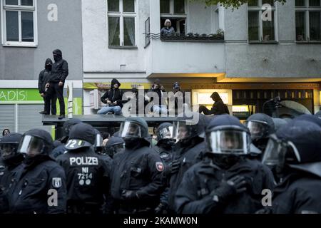 Riot Policeund Dämonenstarter werden während der 'revolutionären 1.. Mai'-Demonstration während des Myfest im Bezirk Neukölln am 1. Mai 2017 in Berlin, Deutschland, abgebildet. Mai, oder Internationaler Arbeitertag, und wurde in Deutschland seit 1933 ein Feiertag. Der May Day ist in Berlin auch für gewalttätige Auseinandersetzungen zwischen Polizei und Demonstranten bekannt geworden, insbesondere nach 1987, dessen 30.-jähriges Bestehen in diesem Jahr stattfindet. (Foto von Emmanuele Contini/NurPhoto) *** Bitte benutzen Sie die Gutschrift aus dem Kreditfeld *** Stockfoto