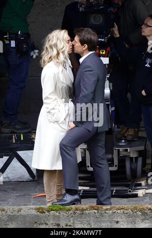 Tom Cruise sah, wie er Vanessa Kirby am 2. Mai 2017 während einer Szene für „Mission Impossible 6“ in Paris, Frankreich, küsste. (Foto von Mehdi Taamallah/NurPhoto) *** Bitte benutzen Sie die Gutschrift aus dem Kreditfeld *** Stockfoto