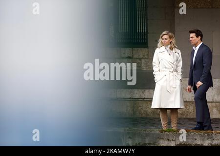 Tom Cruise sah, wie er Vanessa Kirby am 2. Mai 2017 während einer Szene für „Mission Impossible 6“ in Paris, Frankreich, küsste. (Foto von Mehdi Taamallah/NurPhoto) *** Bitte benutzen Sie die Gutschrift aus dem Kreditfeld *** Stockfoto