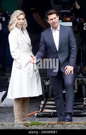 Tom Cruise sah, wie er Vanessa Kirby am 2. Mai 2017 während einer Szene für „Mission Impossible 6“ in Paris, Frankreich, küsste. (Foto von Mehdi Taamallah/NurPhoto) *** Bitte benutzen Sie die Gutschrift aus dem Kreditfeld *** Stockfoto