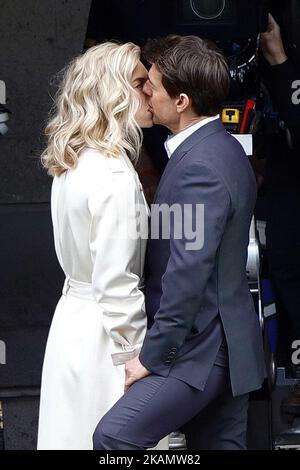 Tom Cruise sah, wie er Vanessa Kirby am 2. Mai 2017 während einer Szene für „Mission Impossible 6“ in Paris, Frankreich, küsste. (Foto von Mehdi Taamallah/NurPhoto) *** Bitte benutzen Sie die Gutschrift aus dem Kreditfeld *** Stockfoto