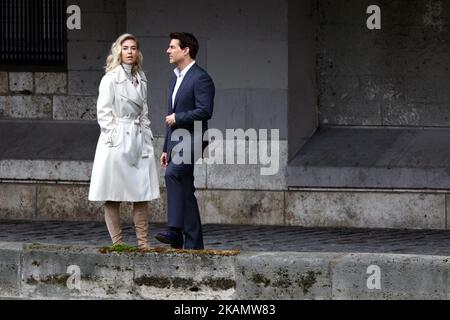 Tom Cruise sah, wie er Vanessa Kirby am 2. Mai 2017 während einer Szene für „Mission Impossible 6“ in Paris, Frankreich, küsste. (Foto von Mehdi Taamallah/NurPhoto) *** Bitte benutzen Sie die Gutschrift aus dem Kreditfeld *** Stockfoto