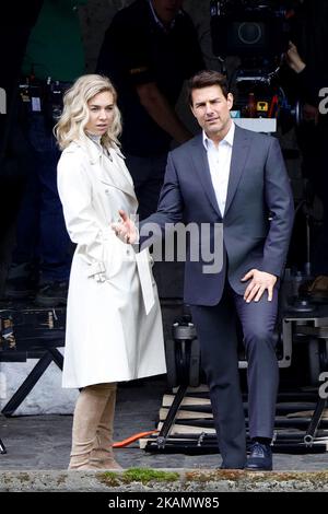 Tom Cruise sah, wie er Vanessa Kirby am 2. Mai 2017 während einer Szene für „Mission Impossible 6“ in Paris, Frankreich, küsste. (Foto von Mehdi Taamallah/NurPhoto) *** Bitte benutzen Sie die Gutschrift aus dem Kreditfeld *** Stockfoto