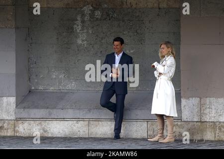 Tom Cruise sah, wie er Vanessa Kirby am 2. Mai 2017 während einer Szene für „Mission Impossible 6“ in Paris, Frankreich, küsste. (Foto von Mehdi Taamallah/NurPhoto) *** Bitte benutzen Sie die Gutschrift aus dem Kreditfeld *** Stockfoto