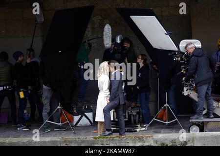 Tom Cruise sah, wie er Vanessa Kirby am 2. Mai 2017 während einer Szene für „Mission Impossible 6“ in Paris, Frankreich, küsste. (Foto von Mehdi Taamallah/NurPhoto) *** Bitte benutzen Sie die Gutschrift aus dem Kreditfeld *** Stockfoto