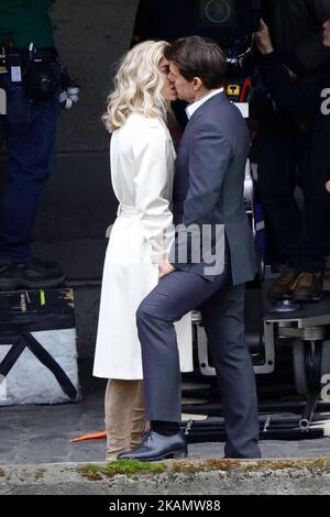 Tom Cruise sah, wie er Vanessa Kirby am 2. Mai 2017 während einer Szene für „Mission Impossible 6“ in Paris, Frankreich, küsste. (Foto von Mehdi Taamallah/NurPhoto) *** Bitte benutzen Sie die Gutschrift aus dem Kreditfeld *** Stockfoto