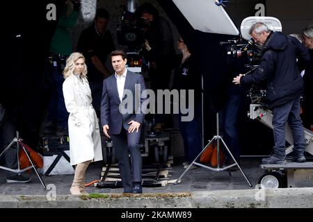 Tom Cruise sah, wie er Vanessa Kirby am 2. Mai 2017 während einer Szene für „Mission Impossible 6“ in Paris, Frankreich, küsste. (Foto von Mehdi Taamallah/NurPhoto) *** Bitte benutzen Sie die Gutschrift aus dem Kreditfeld *** Stockfoto