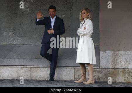 Tom Cruise sah, wie er Vanessa Kirby am 2. Mai 2017 während einer Szene für „Mission Impossible 6“ in Paris, Frankreich, küsste. (Foto von Mehdi Taamallah/NurPhoto) *** Bitte benutzen Sie die Gutschrift aus dem Kreditfeld *** Stockfoto