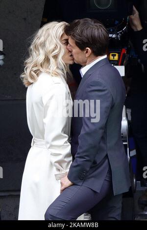 Tom Cruise sah, wie er Vanessa Kirby am 2. Mai 2017 während einer Szene für „Mission Impossible 6“ in Paris, Frankreich, küsste. (Foto von Mehdi Taamallah/NurPhoto) *** Bitte benutzen Sie die Gutschrift aus dem Kreditfeld *** Stockfoto