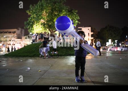 Ein Junge spielt mit einem aufblasbaren Hammer während der Feierlichkeiten zum Unabhängigkeitstag 69. in Tel Aviv, Israel, am 01. Mai 2017. (Foto von Corinna Kern/NurPhoto) *** Bitte nutzen Sie die Gutschrift aus dem Kreditfeld *** Stockfoto