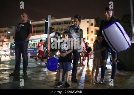 Die Menschen beobachten Feuerwerk während der Feierlichkeiten zum Unabhängigkeitstag 69. in Tel Aviv, Israel, am 01. Mai 2017. (Foto von Corinna Kern/NurPhoto) *** Bitte nutzen Sie die Gutschrift aus dem Kreditfeld *** Stockfoto