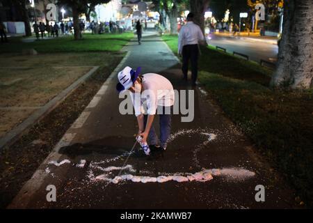 Ein Junge spielt mit Schaumspray während der Feierlichkeiten zum Unabhängigkeitstag 69. in Tel Aviv, Israel, am 01. Mai 2017. (Foto von Corinna Kern/NurPhoto) *** Bitte nutzen Sie die Gutschrift aus dem Kreditfeld *** Stockfoto