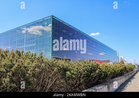 Die Volkswagen Transparent Factory ist /ON/ in Desden, Deutschland, zu sehen. Die Transparent Factory ist ein Ausstellungsraum im Besitz des deutschen Automobilherstellers Volkswagen und wurde vom Architekten Gunter Henn entworfen. Es wurde ursprünglich 2002 als Autofabrik eröffnet. Im Jahr 2016 wurde es als "Koffer für die Elektromobilität" wiedereröffnet. (Foto von Michal Fludra/NurPhoto) *** Bitte nutzen Sie die Gutschrift aus dem Kreditfeld *** Stockfoto