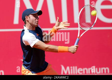 Bjorn Fratangelo aus den USA gibt während des Millennium Estoril Open 1.-Tennisturniers am 2. Mai 2017 in Estoril, einem Vorort von Lissabon, Portugal, einen Ball an den Portugiesen Joao Sousa zurück. (Foto von Pedro FiÃºza/NurPhoto) *** Bitte nutzen Sie die Gutschrift aus dem Kreditfeld *** Stockfoto