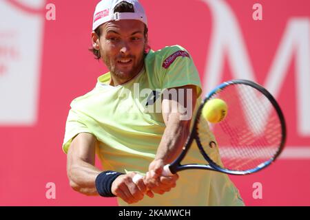 Joao Sousa aus Portugal gibt am 2. Mai 2017 beim Millennium Estoril Open 1.-Tennisturnier in Estoril, einem Vorort von Lissabon, Portugal, einen Ball an den US-Amerikaner Bjorn Fratangelo zurück. Bjorn Fratangelo aus den USA gewann 6-3, 6-4. (Foto von Pedro FiÃºza/NurPhoto) *** Bitte nutzen Sie die Gutschrift aus dem Kreditfeld *** Stockfoto